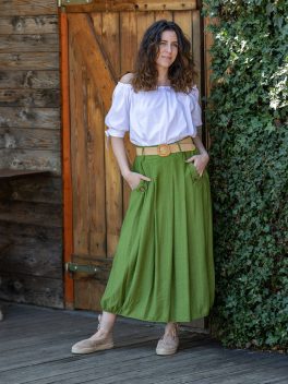 Gombbal díszített szoknya