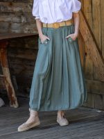 Gombbal díszített szoknya