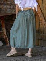 Gombbal díszített szoknya