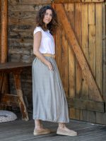 Gombbal díszített szoknya