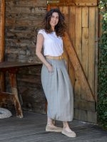 Gombbal díszített szoknya