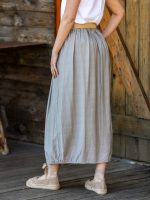 Gombbal díszített szoknya