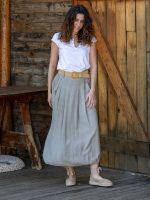 Gombbal díszített szoknya