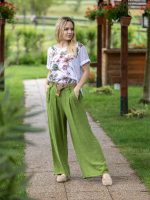 Gombbal díszített bő szárú nadrág