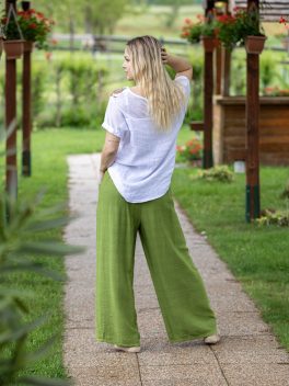 Gombbal díszített bő szárú nadrág