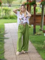 Gombbal díszített bő szárú nadrág