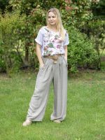 Gombbal díszített bő szárú nadrág