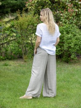 Gombbal díszített bő szárú nadrág