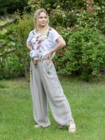 Gombbal díszített bő szárú nadrág