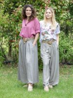 Gombbal díszített bő szárú nadrág