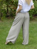 Gombbal díszített bő szárú nadrág