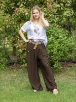 Gombbal díszített bő szárú nadrág