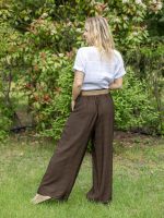 Gombbal díszített bő szárú nadrág