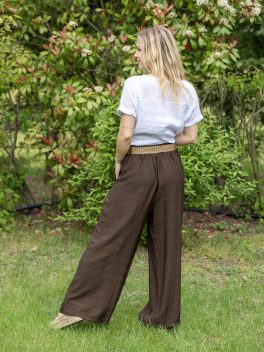 Gombbal díszített bő szárú nadrág