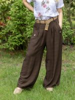 Gombbal díszített bő szárú nadrág