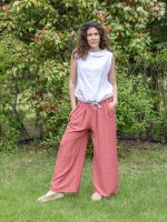 Gombbal díszített bő szárú nadrág