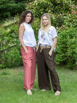 Gombbal díszített bő szárú nadrág