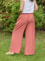 Gombbal díszített bő szárú nadrág