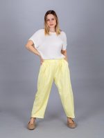 Varrással díszített lefelé szűkülő vászon nadrág