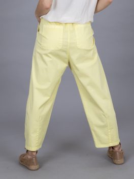 Varrással díszített lefelé szűkülő vászon nadrág