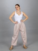 Varrással díszített lefelé szűkülő vászon nadrág